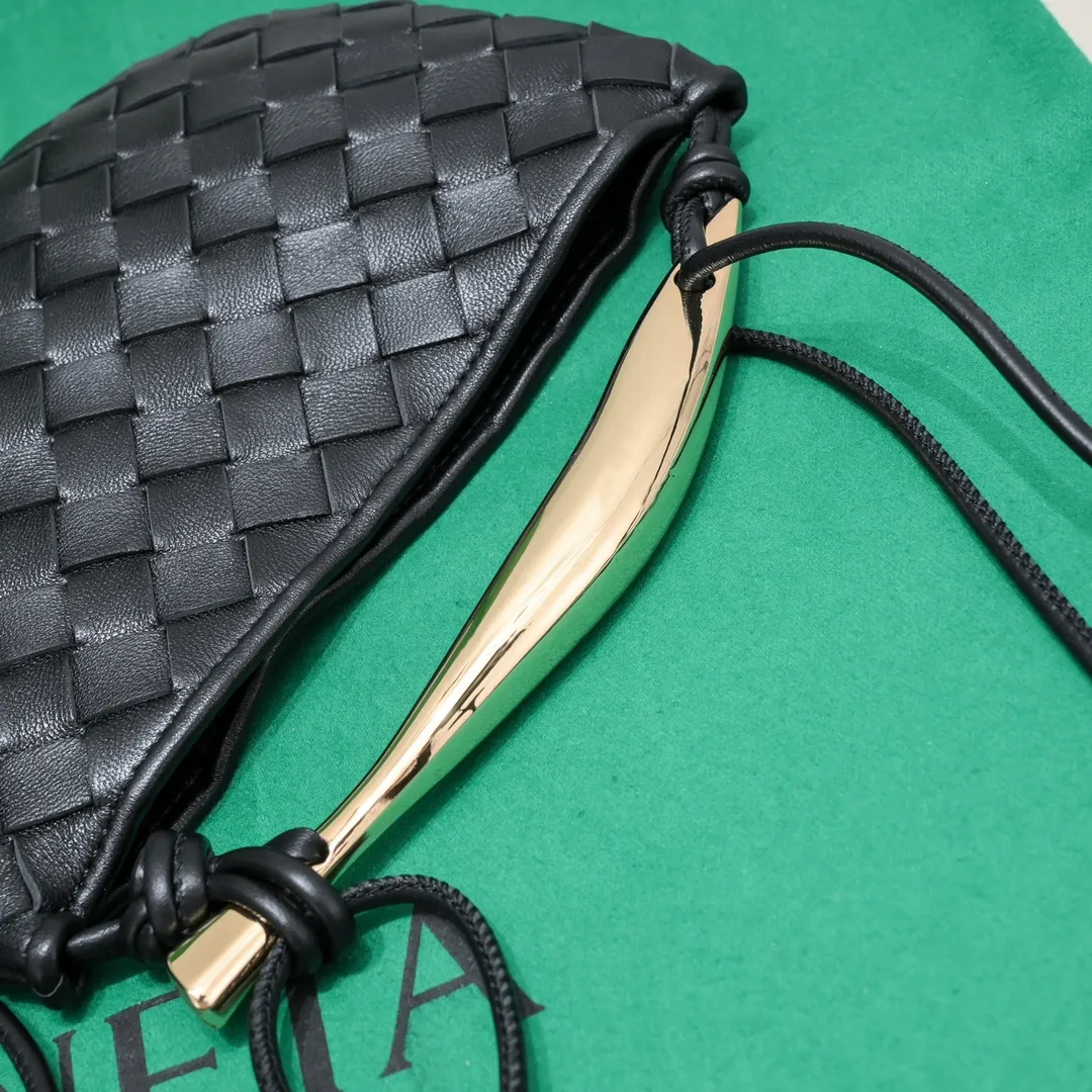 Batch of 1260 BV Mini Sardine is coming‼ ️Super high-end, stainless steel hardware + 24k real gold plating process, fish scales (concave and convex positions) are the finishing touch, the sardine bag that can be carried cross-body is completely beautiful to the heart. The metal element handle and weaving are perfectly combined to completely integrate the artistic sense and elegance and fashion. It is really like a work of art🏺The large size is elegant, the small size is exquisite and cute, a must-have item for fashionistas, and the details are perfectly reproduced. Style number: 6680# Size 20*12*2.5
